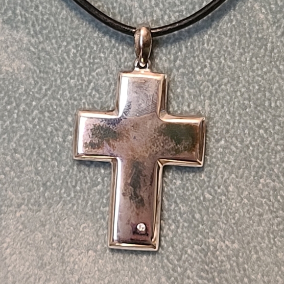 Sterling Slilver NWOT Cross Pendant Necklace With Diamond & Black Leather Chain - Picture 4 of 9